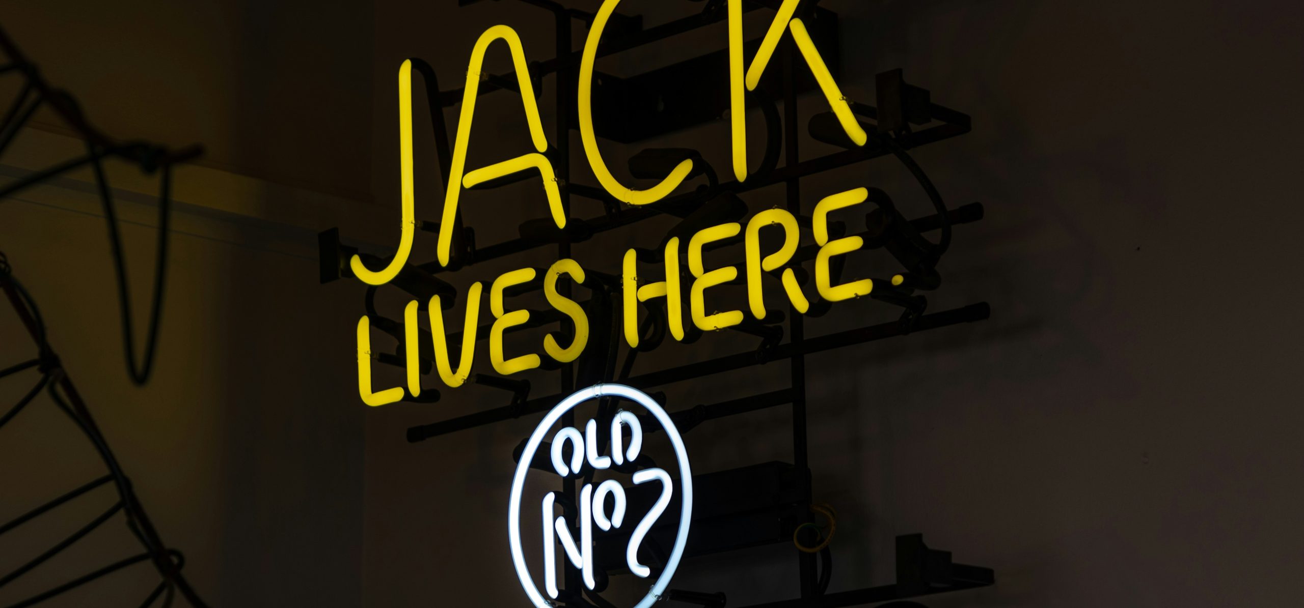 Jack Daniels – Ikona Američkog Viski Nasleđa Jack Daniels - Natpis U Baru