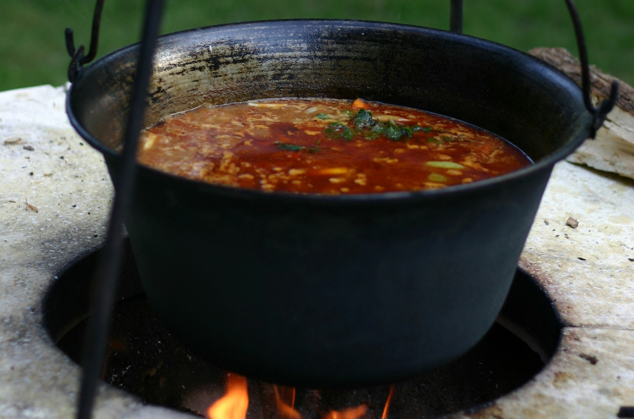 Jesenja Selekcija Jela I Pića Koja Osvajaju Sva Čula Gulas - Jelo Bogati Jakim Mesom Idealno Za Crno Vino